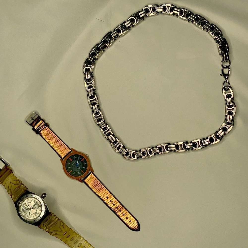 Two men watches (They don’t not work ). Also a men chain.